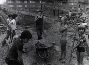 Výstavby Indiánského městečka se účastnily děti z okolních domů (foto: Kurt Gebauer)